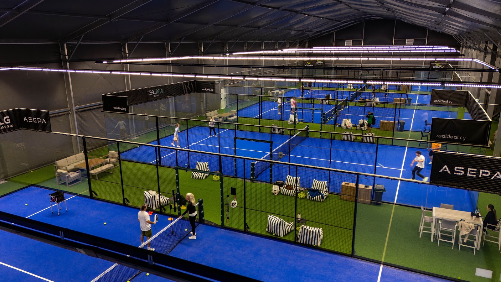 Green Padel Club Germasogeia – Innenansicht der Indoor-Anlage